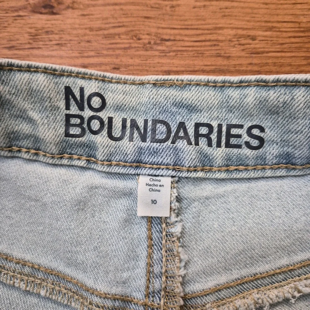No Boundaries Light Wash Lace Trim Denim Jean Shorts Womens Size 10 Boho